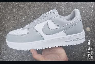 Patike niskog profila, sivi i beli koloritet. Klasičan kožni gornjište