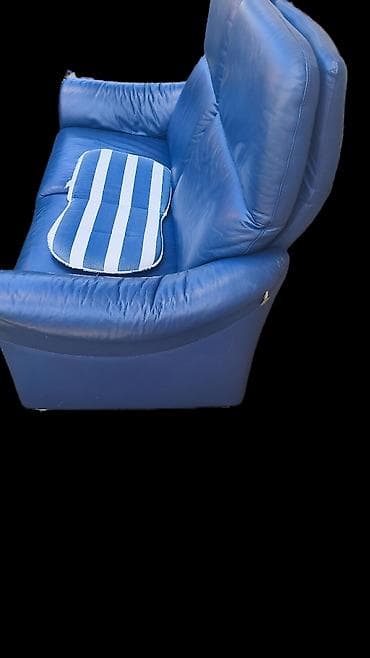dezen ugaone garniture: Plavi kožni dvosed, plus fotelja koja ima integrisan relaks (recliner) — 1