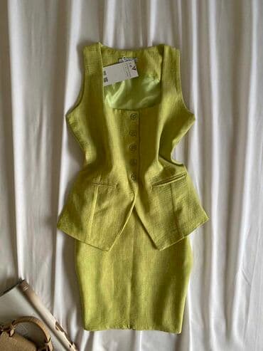 kompleti pantalone i prsluk: • Komplet | prsluk & suknja | • Dostupan u dve boje • S M L • — 3