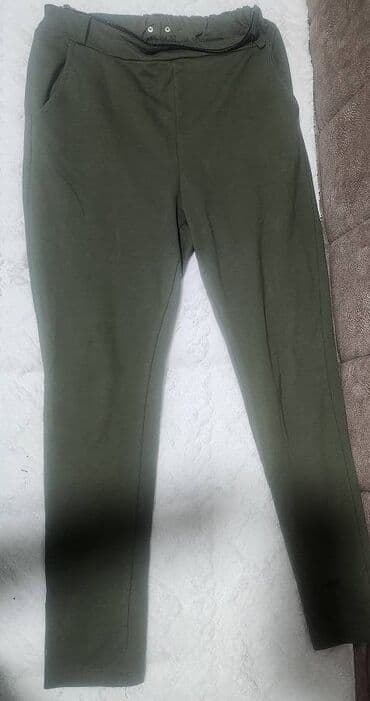 leprsave pantalone: 2 u 1 tregeruše maslinasto zelene boje, sa raznim nivoima podešavanja — 2