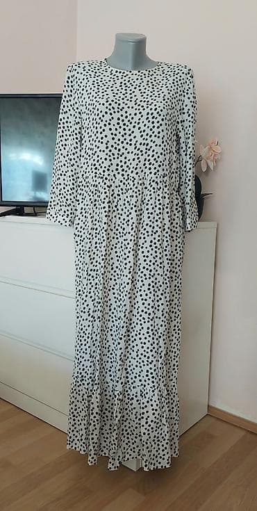 odece: Crno-bela maksi haljina s tufnama - Model: duga, lepršava maksi — 4