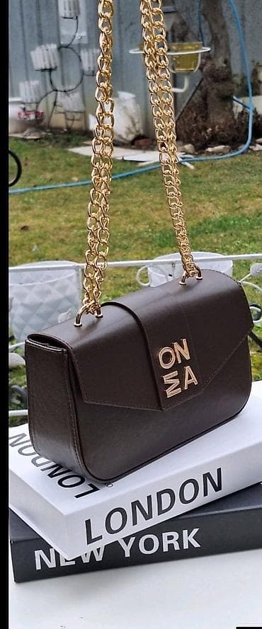 Elegantna ženska torbica preko ramena sa zlatnim lancem Dimenzije