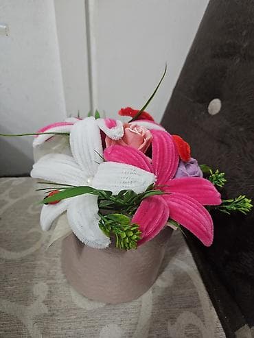 Dekorativna aranžmanska saksija sa veštačkim cvećem - Ručno rađen