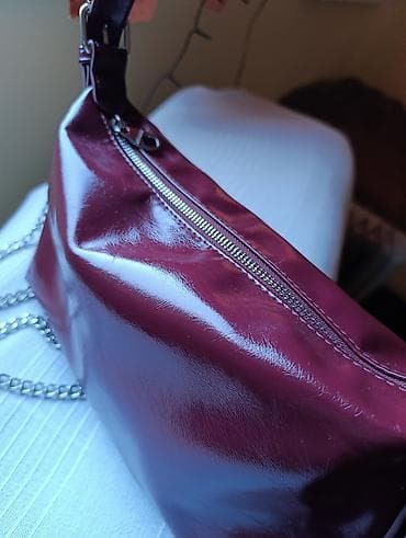 sat sa slikom: Bordo ženska torba "Stradivarius" preko ramena sa sjajnom završnom — 1