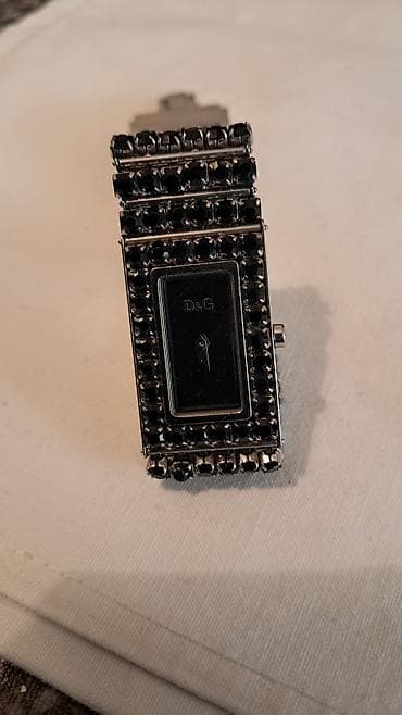 D&G ženski ručni sat – narukvica sa crnim kristalima - Brend na lalafo.rs D&G ženski ručni sat – narukvica sa crnim kristalima - Brend