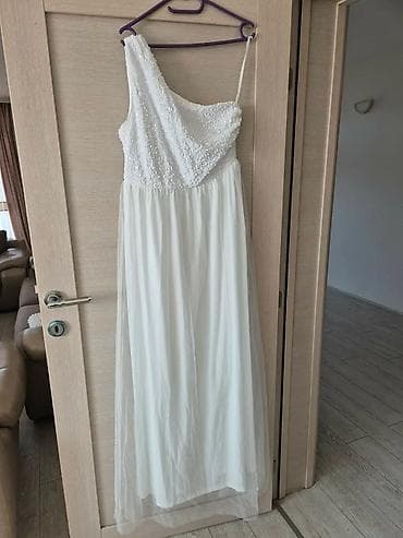 haljina bubamara: Elegantna bela duga haljina na jedno rame. - Gornji deo: asimetričan — 1