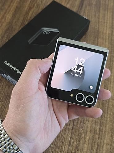 pegla bez pare: Samsung Galaxy Z Flip6 u odlicnom stanju bez ikakvih vidljivih ili — 2