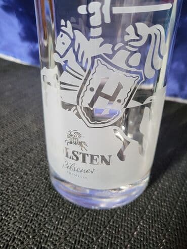jelen pivo krigla: Nova krigla,vintaz Holsten Pilsner. Krigla nova,sve na njoj odsjaj od — 2