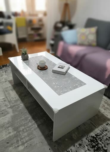 Beli klub sto sa policom - Dimenzije: 118 x 60 cm (označeno na