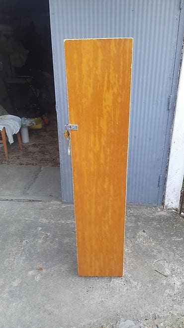 Stolovi: Uska drvena vitrina/ormarić sa bravicom i ključevima - Tip — 3