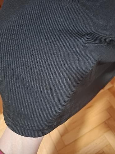 zenski ogrtacprolece: Crna ženska haljina bez rukava - Kroj: uska silueta do iznad/oko — 2