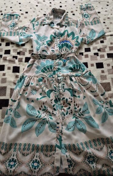 Ženska midi haljina sa dugim rukavima i kragnom, ukrašena je