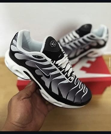 Nike Air Max Plus (Tuned Air) patike – crno‑sivo‑beli gradijent -