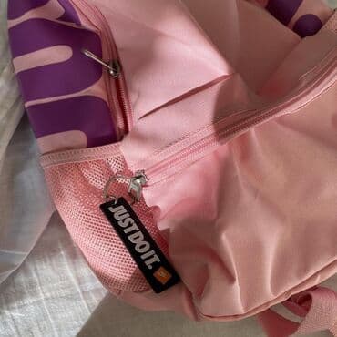 Muzički instrumenti: Nike ranac – roze/ljubičasti - Model sa belim Nike Swoosh logotipom i — 3