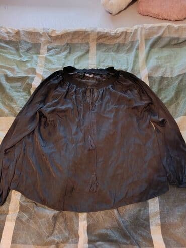 Crna ženska bluza lagane, lepršave tkanine. Model sa širokim, blago