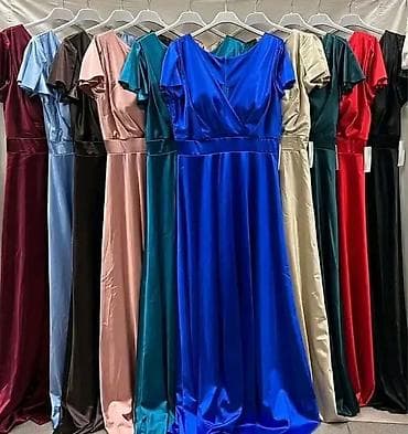 Haljine: Elegantna duga haljina od satenskog sjaja – plus size kroj - Model — 2