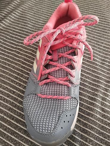 letnje patike: Patike Adidas u roze i sivoj boji, dizajnirane za udobnost i podršku — 4