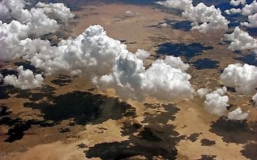 Ureznice: Fotografija/print – Vazdušni prizor pustinje sa kumulusnim oblacima - — 1