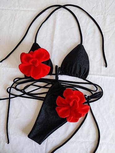 triple s: Bikini set sa cvetnim detaljima - Dvodijelni bikini u stilu — 3