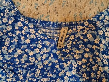 sive pantalone crna kosulja: Plava cvetna bluza – FB Sister, veličina M - Model: kratka bluza — 2
