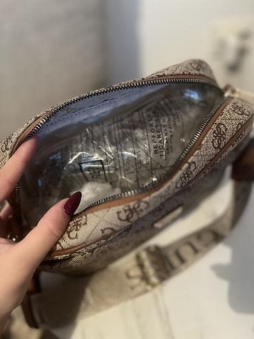 Upaljači i prateća oprema: GUESS crossbody torba – monogram bež/braon - Model: ovalna/camera bag — 5