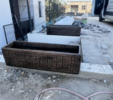 aksa ljuljaska za bebe: Betonske žardinjere sa efektom klesanog kamena - Materijal: armirani — 1