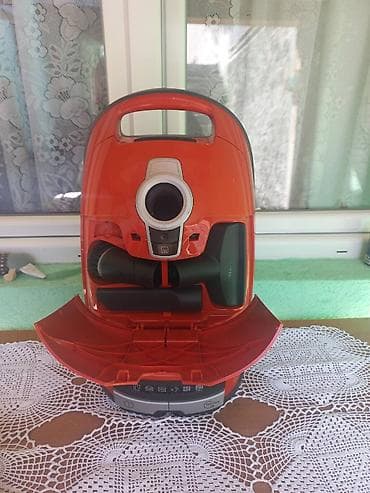 aparati na kapsule: Miele S8330 usisivač sa kesom, narandžaste boje. Ključne — 4