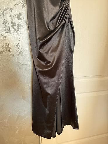 Kućna odeća: Crna elegantna haljina 
prati liniju tela — 3