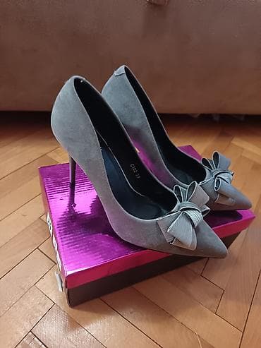 bez sandale: Prodajem salonke i sandalice. Sve su broj 39 osim krem one su 40 — 1