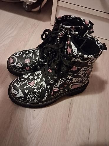 patike sa leptirima: Dečje čizme sa pertlama, crne sa šarenim printom (beli i roze motivi — 3