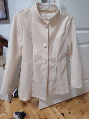 Elegantni damski kaput u krem/bež boji. - Kroj: strukirani A‑kroj