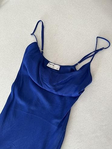 masherie haljine: Saten haljina na bretele – Bershka - Boja: intenzivno kraljevsko — 4