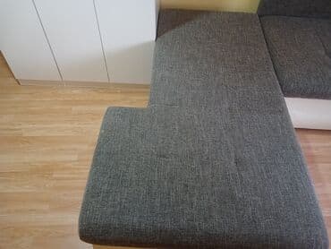 krevet na razvlacenje za decu: Ugaona garnitura sa ležajem – sivi štof i bela baza - Oblik — 4