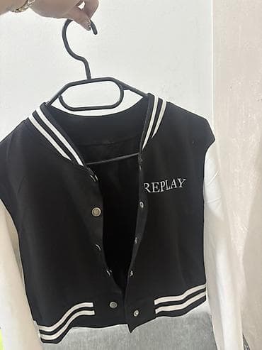 Replay varsity jakna, kratki kroj. Crno-bela kombinacija: - crno telo na lalafo.rs Replay varsity jakna, kratki kroj. Crno-bela kombinacija: - crno telo