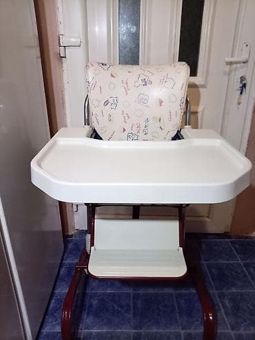 Dečija hranilica Chicco sa točkićima i velikom tacnom - Stabilan