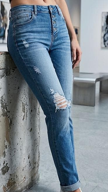 Ženske farmerke sa visokim strukom i kopčanjem na više vidljivih na lalafo.rs Ženske farmerke sa visokim strukom i kopčanjem na više vidljivih