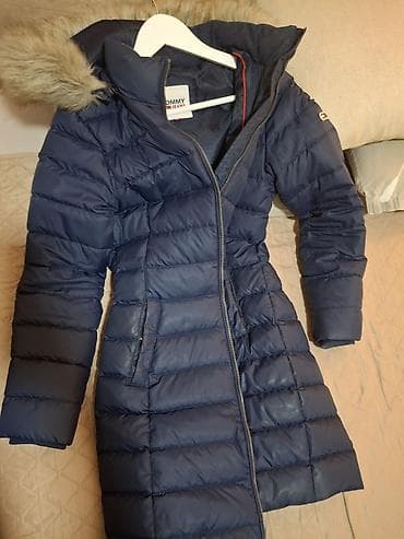 Ženska zimska jakna Tommy Jeans – duga, topla, tamnoplava -