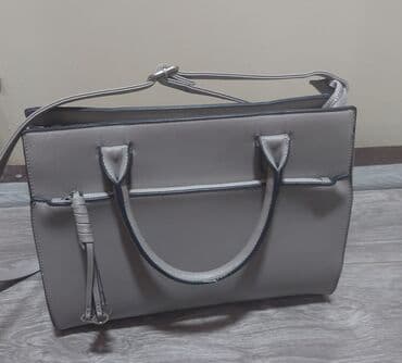 guess torbice: Elegantna ženska torba u sivoj boji - Materijal: veštačka koža sa — 1