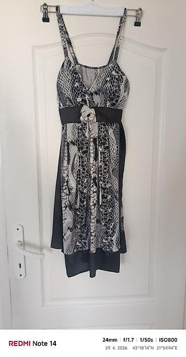 Ženska letnja haljina na bretele, midi dužine. Crno‑siva paleta sa