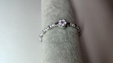 perika cena: Elegantna narukvica sa bisernim perlama i metalnim kockastim perlama u — 5