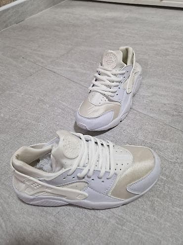 Trainers: Ženske patike, broj 37. - Model sa debljim đonom i karakterističnim — 2