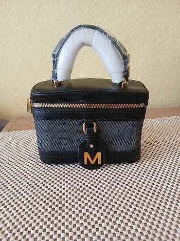 Miu Miu elegantna ženska torbica kutijastog oblika ima duzi kajis -