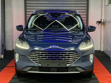 hecbek automobili: Plavi Ford Kuga, SUV model sa petoro vrata, opremljen je automatskim — 5