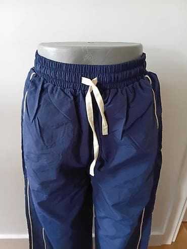 plavi tech fleece: Plave široke trenerke/pantalone sa belim detaljima - Kroj: široke — 4