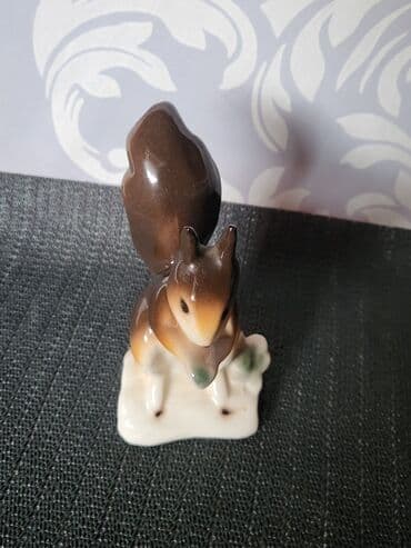 velike svece: Porcelanska nova figura veverice 70te. Figura nova sve na njoj je — 6