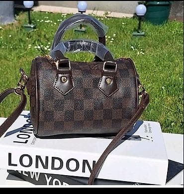napapijri torbica: Torbice 
16x12
4000 din
💋🧚🧚 — 4