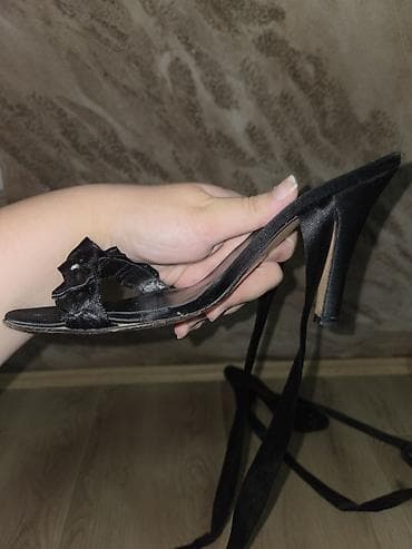 metalni kais: Crne elegantne sandale na štiklu sa satenskim trakama za vezivanje oko — 2