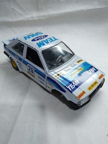 letece: Burago Ford Eskort, Italy, fali 1 tocak,1 far i deo zadnjeg branika — 1