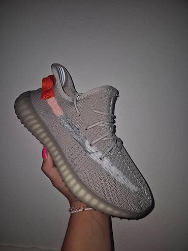 Yezzy lepo odradjene
Urezan boost u djonu
36-48
4000 din
SS🖤