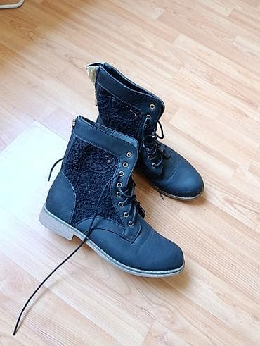 Ženske čizme sa pertlama, crne boje, sa bočnim panelima od čipke. -